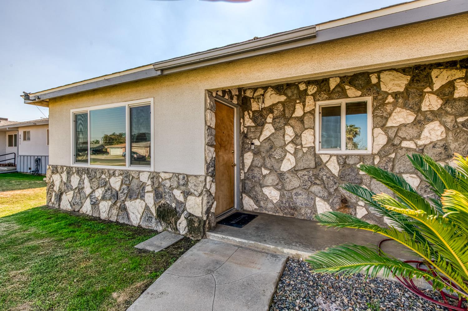 8625 La Vaca Way Hanford, CA 93230 - Photo 5 of 33 a front view of a house with garden