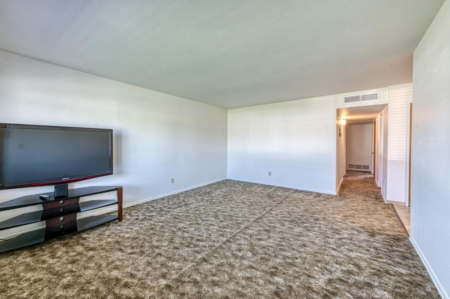 8625 La Vaca Way Hanford, CA 93230 - Photo 9 of 33 a living room with furniture and a flat screen tv