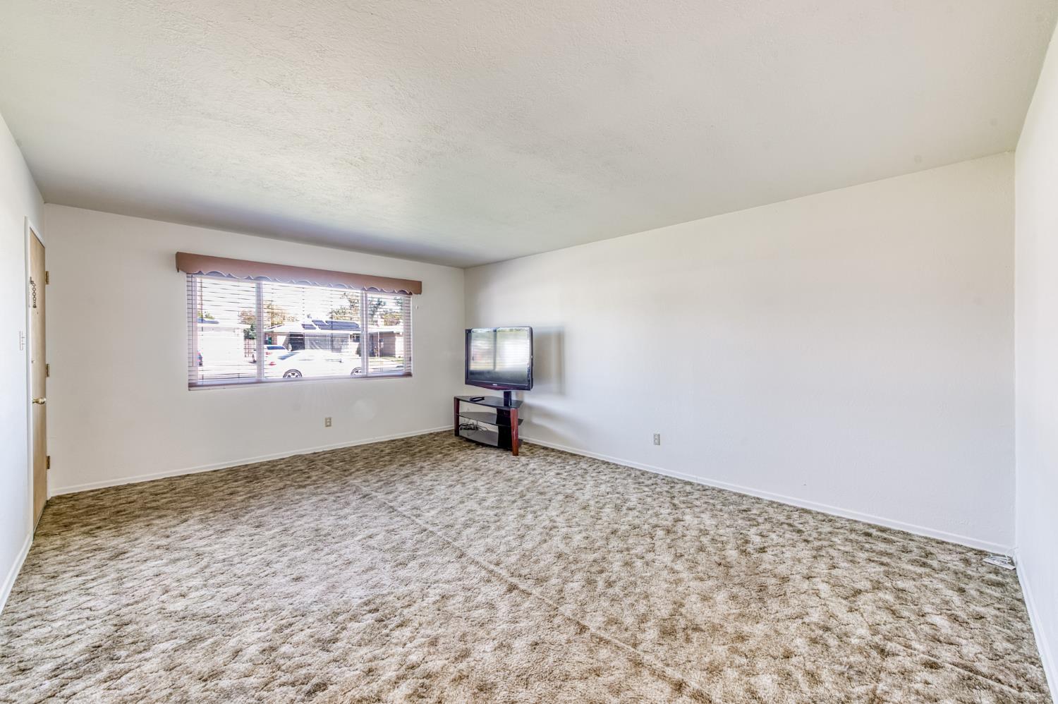 8625 La Vaca Way Hanford, CA 93230 - Photo 10 of 33 an empty room with windows