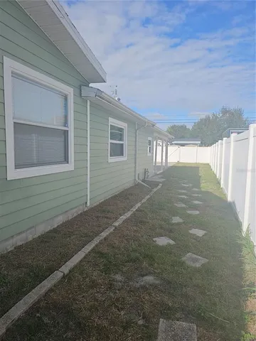 a view of back yard of the house