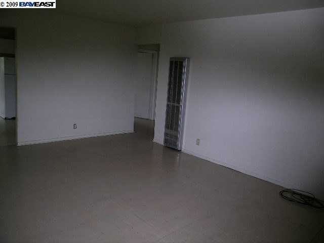 186 East Leland Road Pittsburg, CA 94565 - Photo 3 of 9