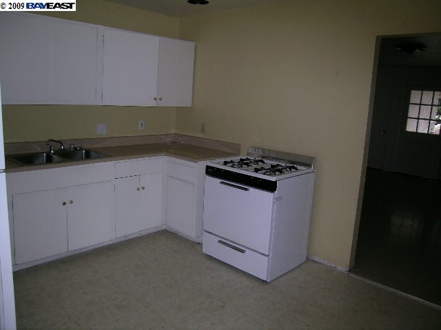 186 East Leland Road Pittsburg, CA 94565 - Photo 5 of 9
