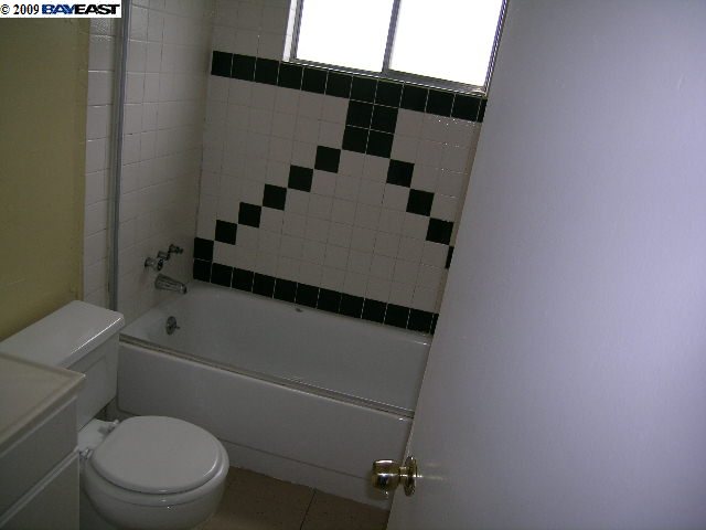 186 East Leland Road Pittsburg, CA 94565 - Photo 8 of 9
