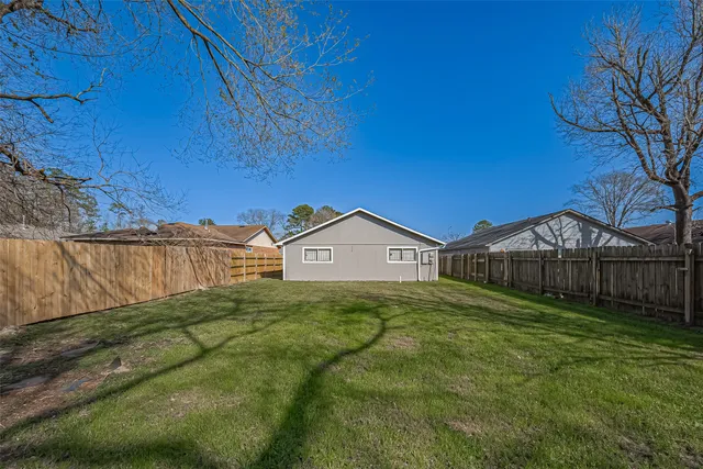 a view of an house with backyard and garden