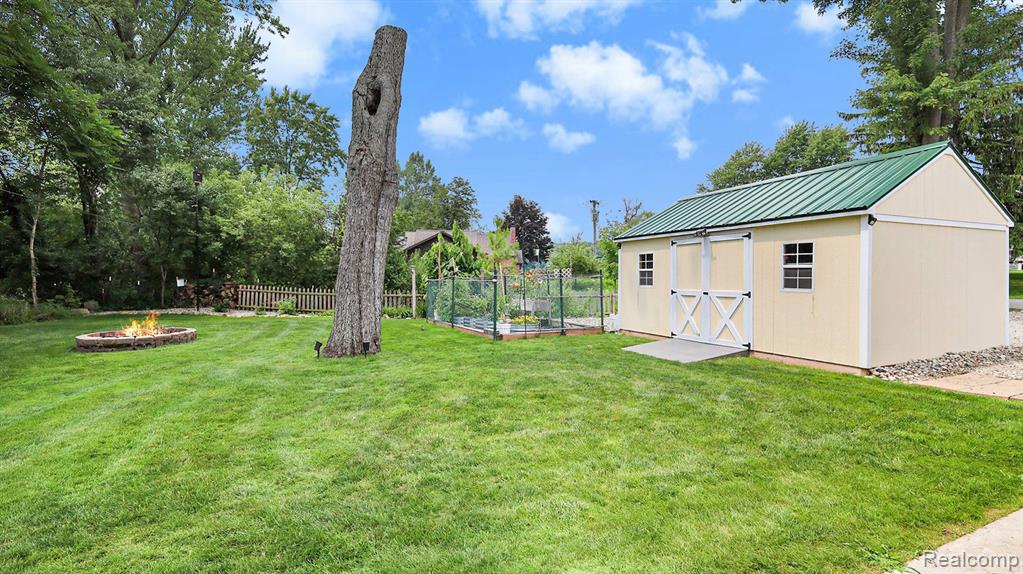 8635 North Eston Road Clarkston, MI 48348 - Photo 32 of 46