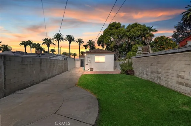 a view of a backyard