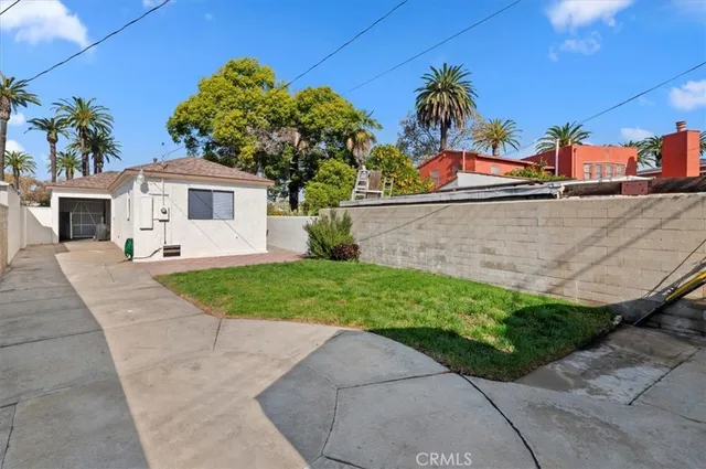 a view of a backyard