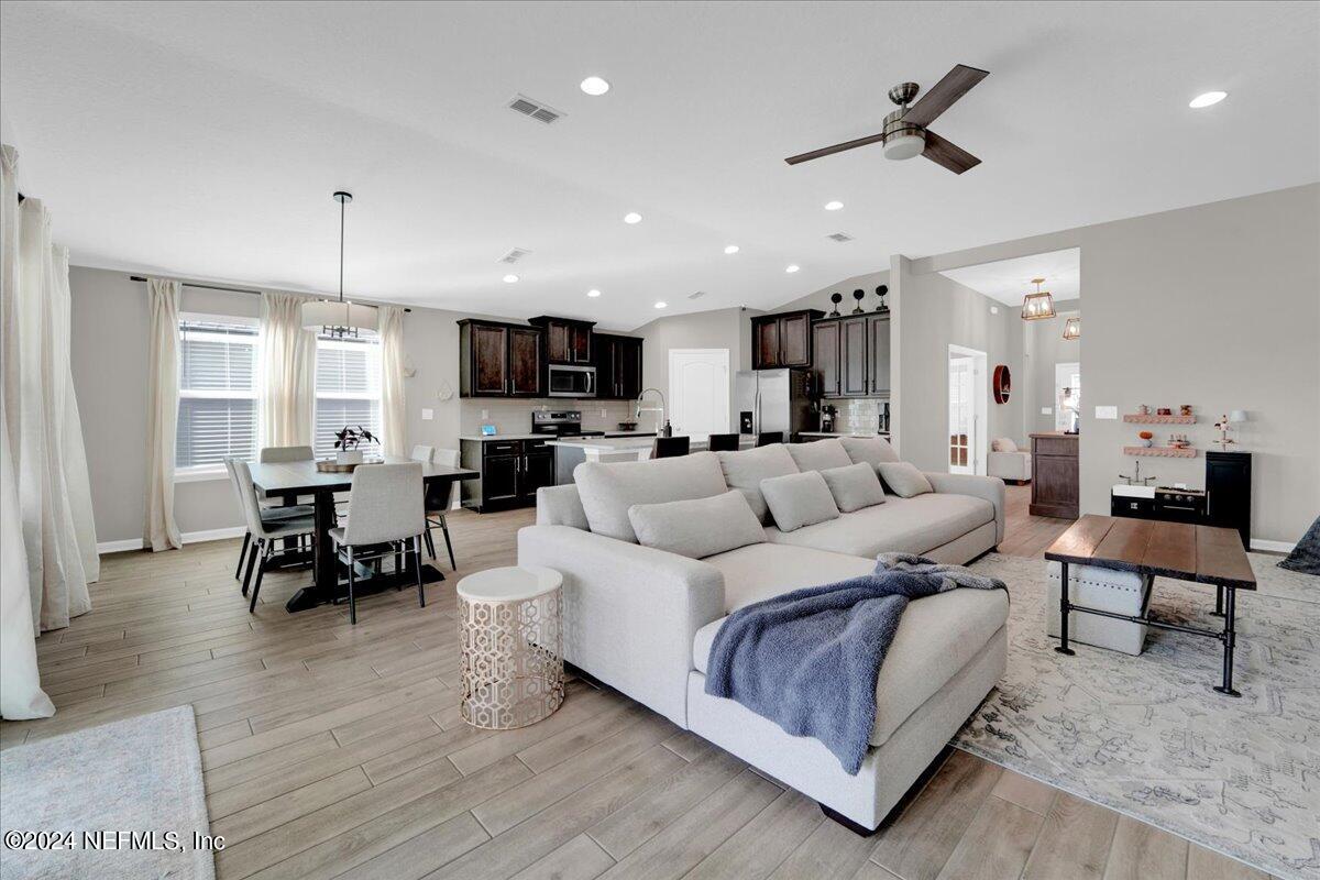 8029 Arctic Fox Road Jacksonville, FL 32222 - Photo 6 of 37 Living Room