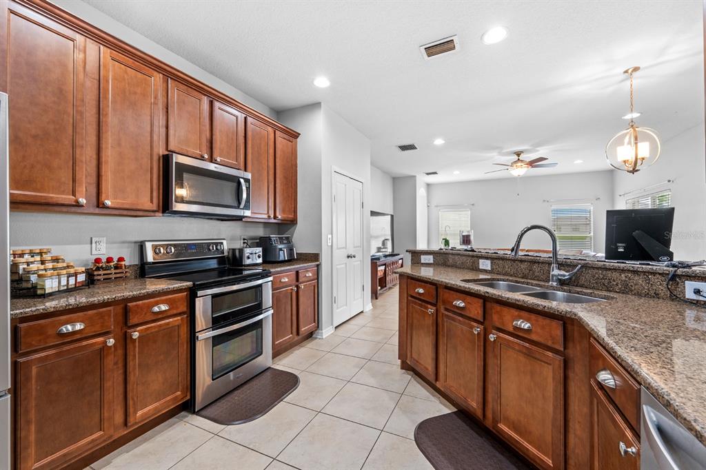 6751 Boulder Run Loop Wesley Chapel, FL 33545 - Photo 18 of 37