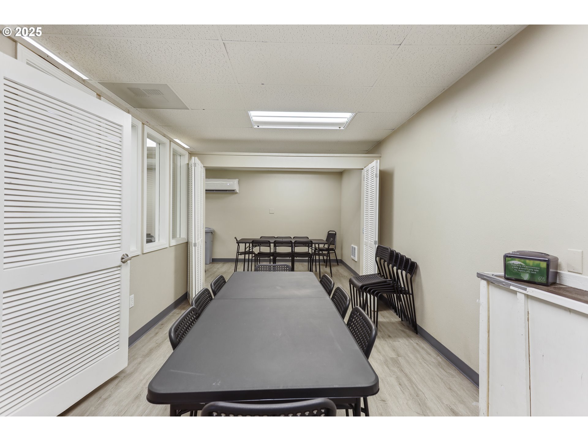 2718 East 2nd Street The Dalles, OR 97058 - Photo 20 of 45 a living room with furniture