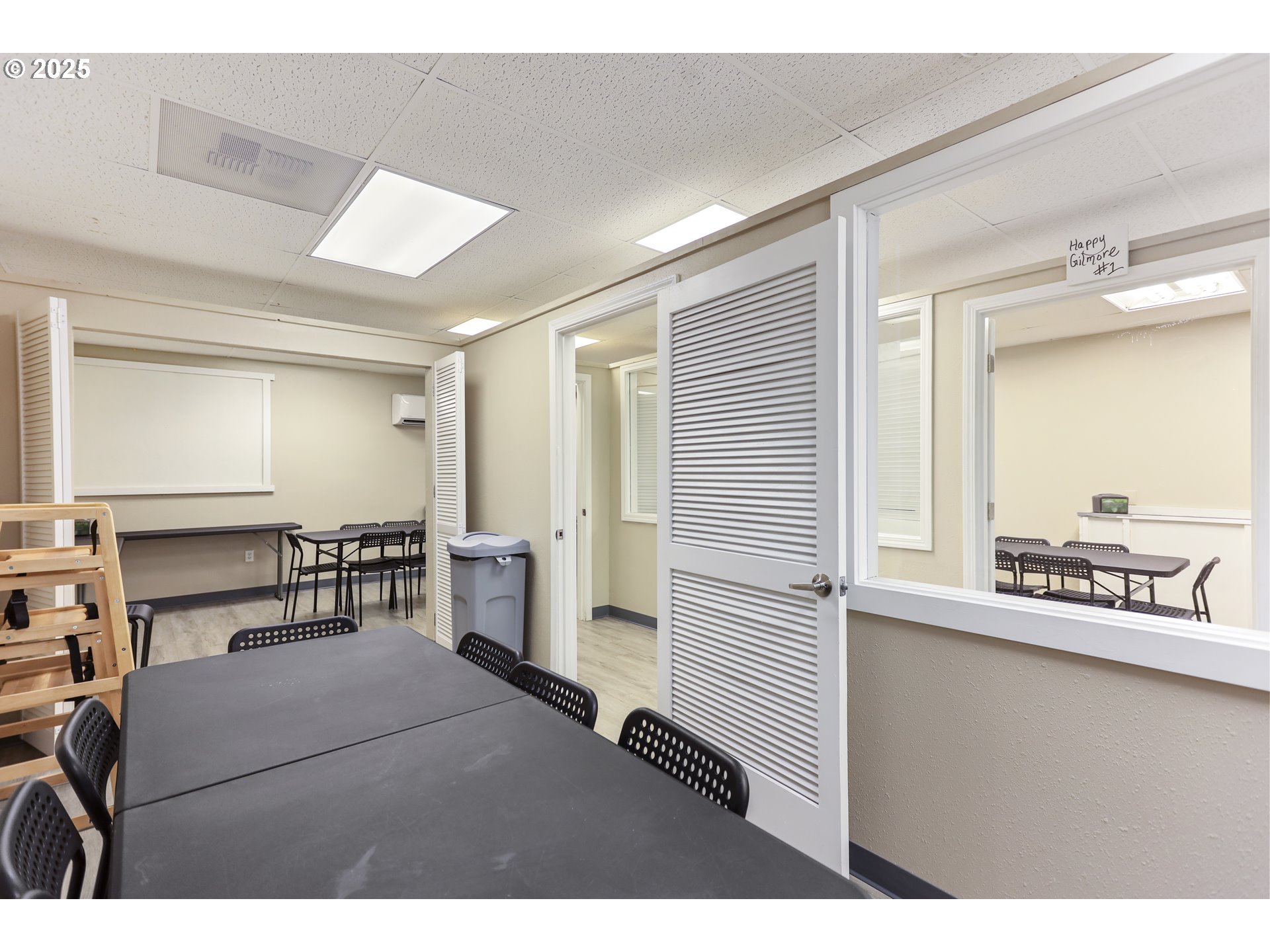 2718 East 2nd Street The Dalles, OR 97058 - Photo 25 of 45 a living room with furniture and a window