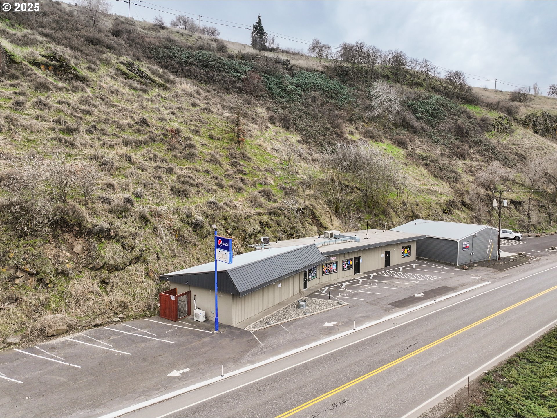 2718 East 2nd Street The Dalles, OR 97058 - Photo 5 of 45 a terrace with a bench and trees