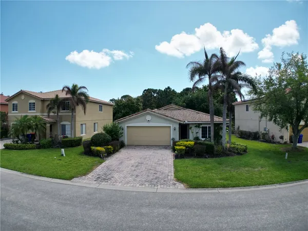 $2,900 | 5574 43rd Court, Vero Beach, FL 32967