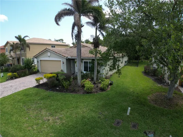 $2,900 | 5574 43rd Court, Vero Beach, FL 32967