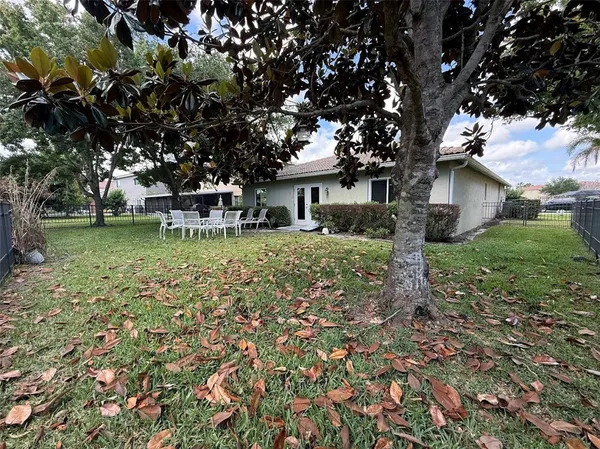 $2,900 | 5574 43rd Court, Vero Beach, FL 32967