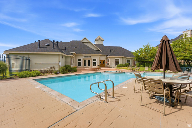 900 Bitner Road, Unit P17 Park City, UT 84098 - Photo 32 of 45 Outdoor swimming pool with integrated spa and surrounding paver patio
