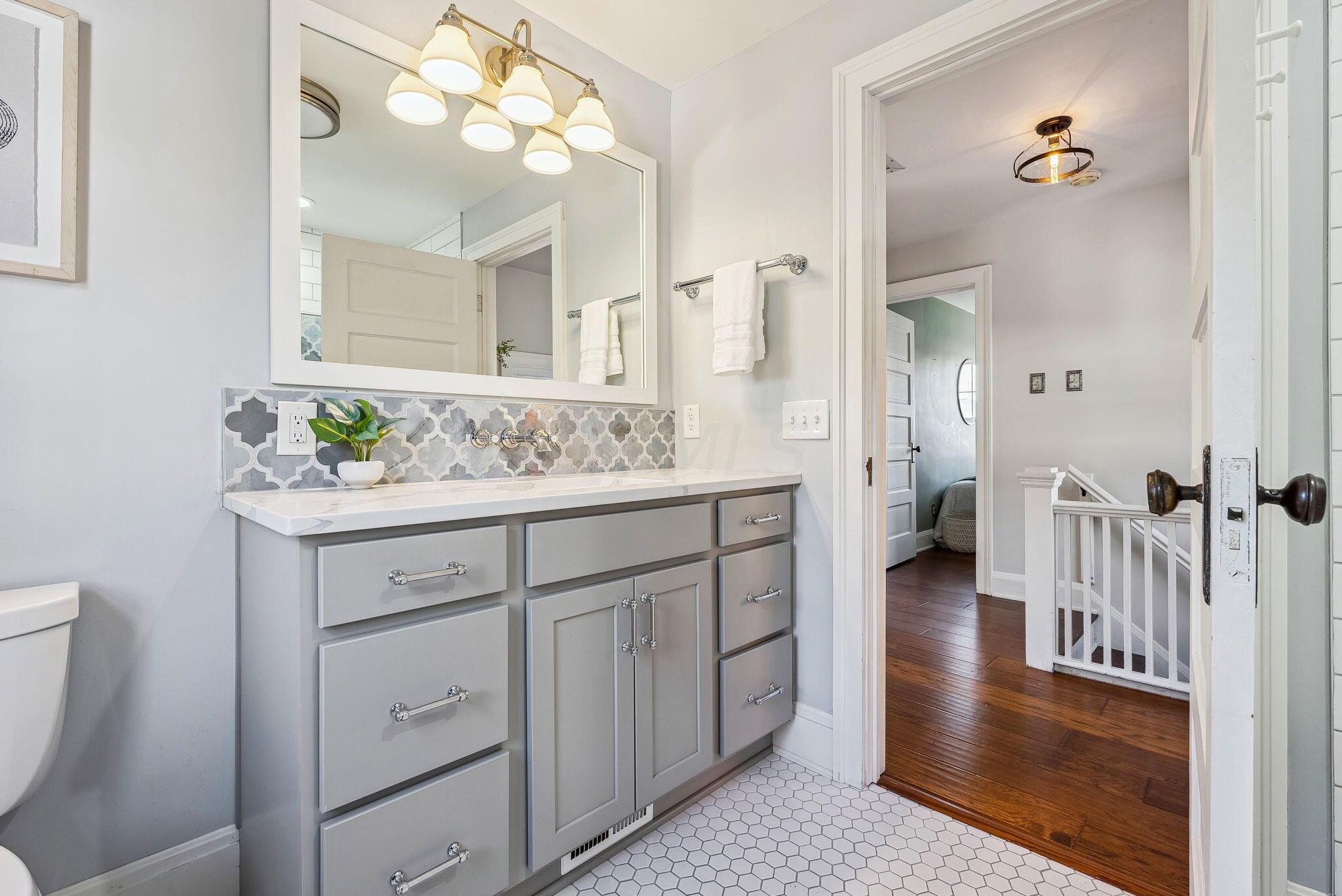 958 Timberman Road Columbus, OH 43212 - Photo 29 of 45 Upstairs Full Bath