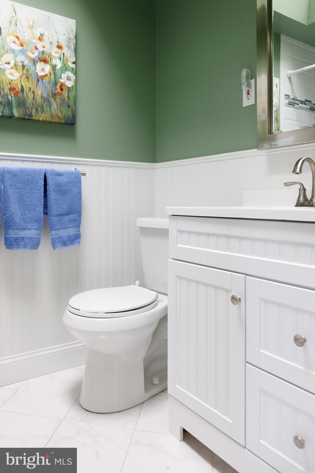 12626 Chilton Road Philadelphia, PA 19154 - Photo 42 of 60 Upper Level - Full Bath w/ Skylight