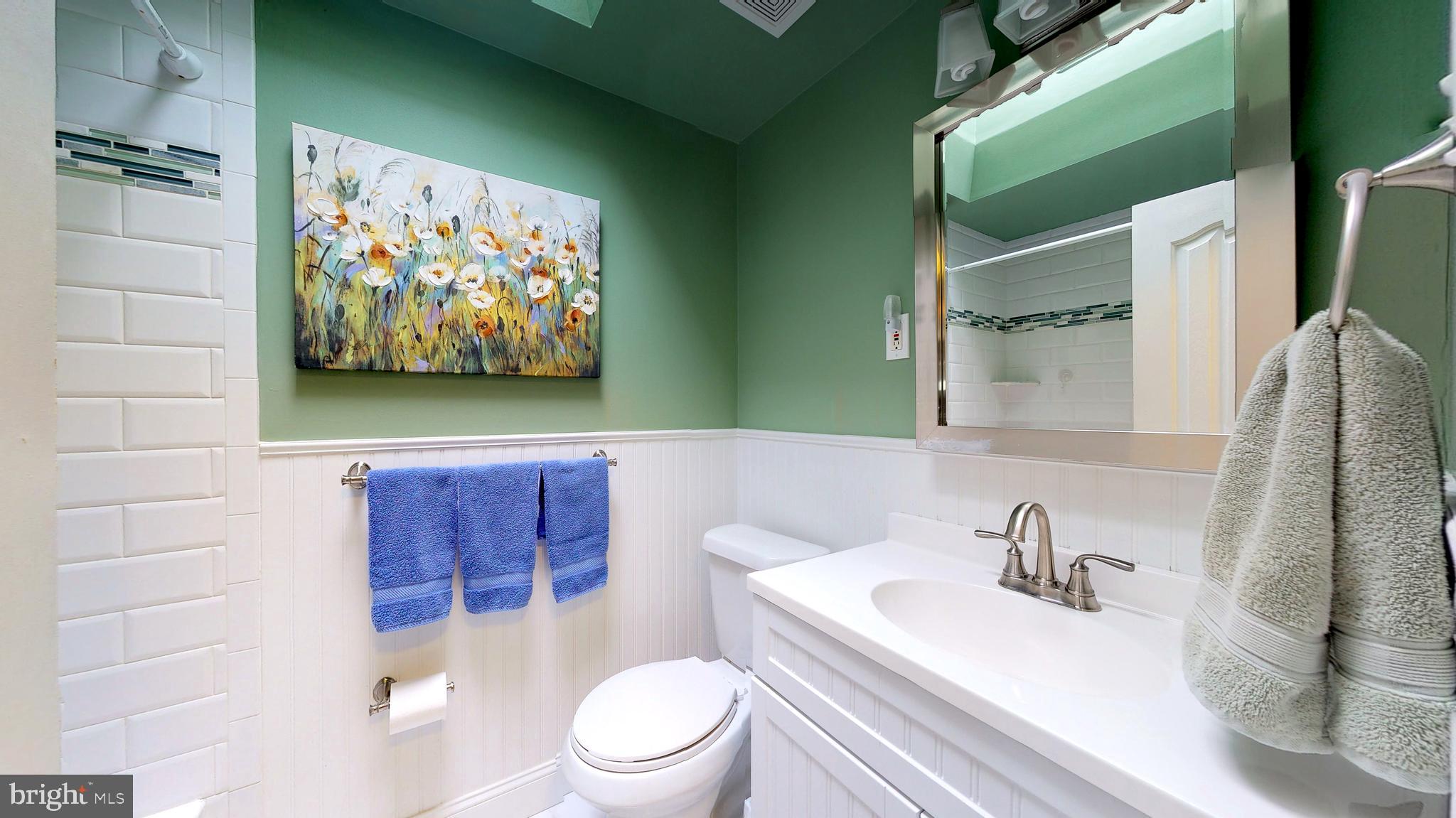 12626 Chilton Road Philadelphia, PA 19154 - Photo 44 of 60 Upper Level - Full Bath w/ Skylight
