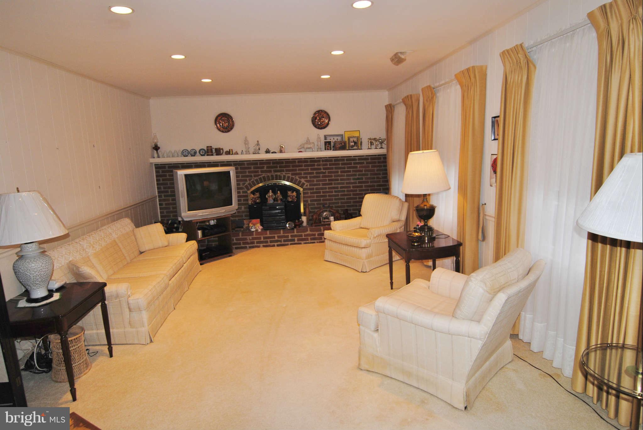 7646 Chancellor Way Springfield, VA 22153 - Photo 14 of 17 Family Room