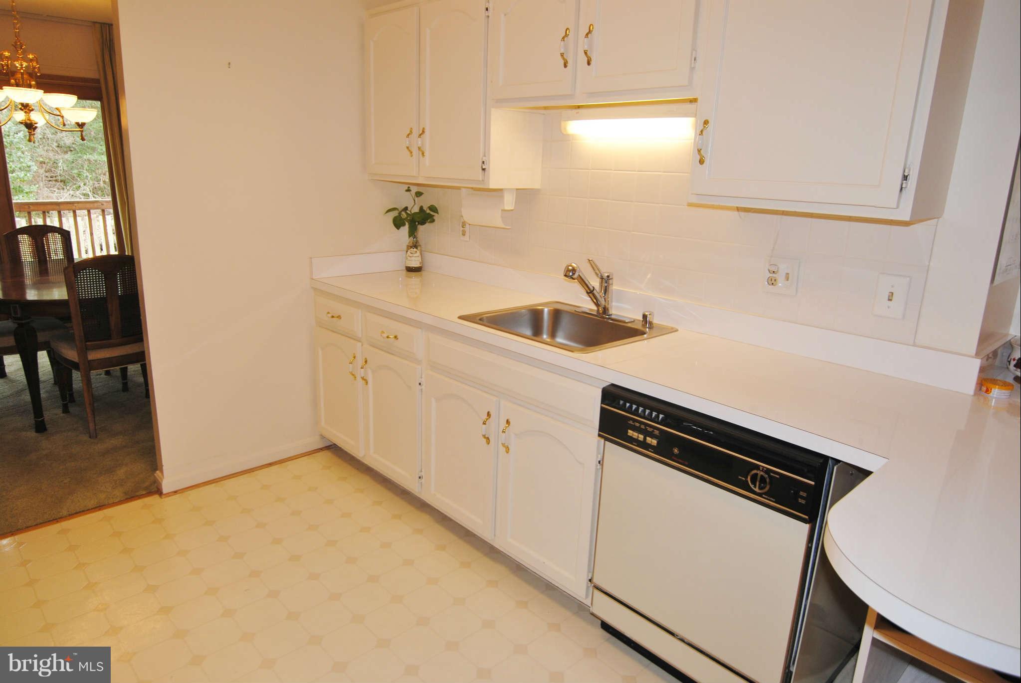 7646 Chancellor Way Springfield, VA 22153 - Photo 6 of 17 Kitchen