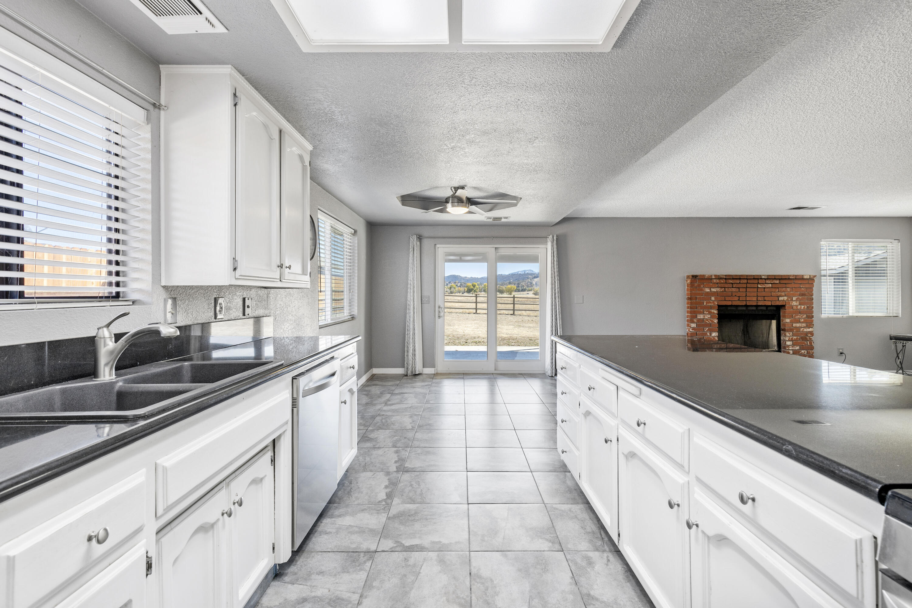 29360 Fawn Way Tehachapi, CA 93561 - Photo 5 of 19 A56A7187