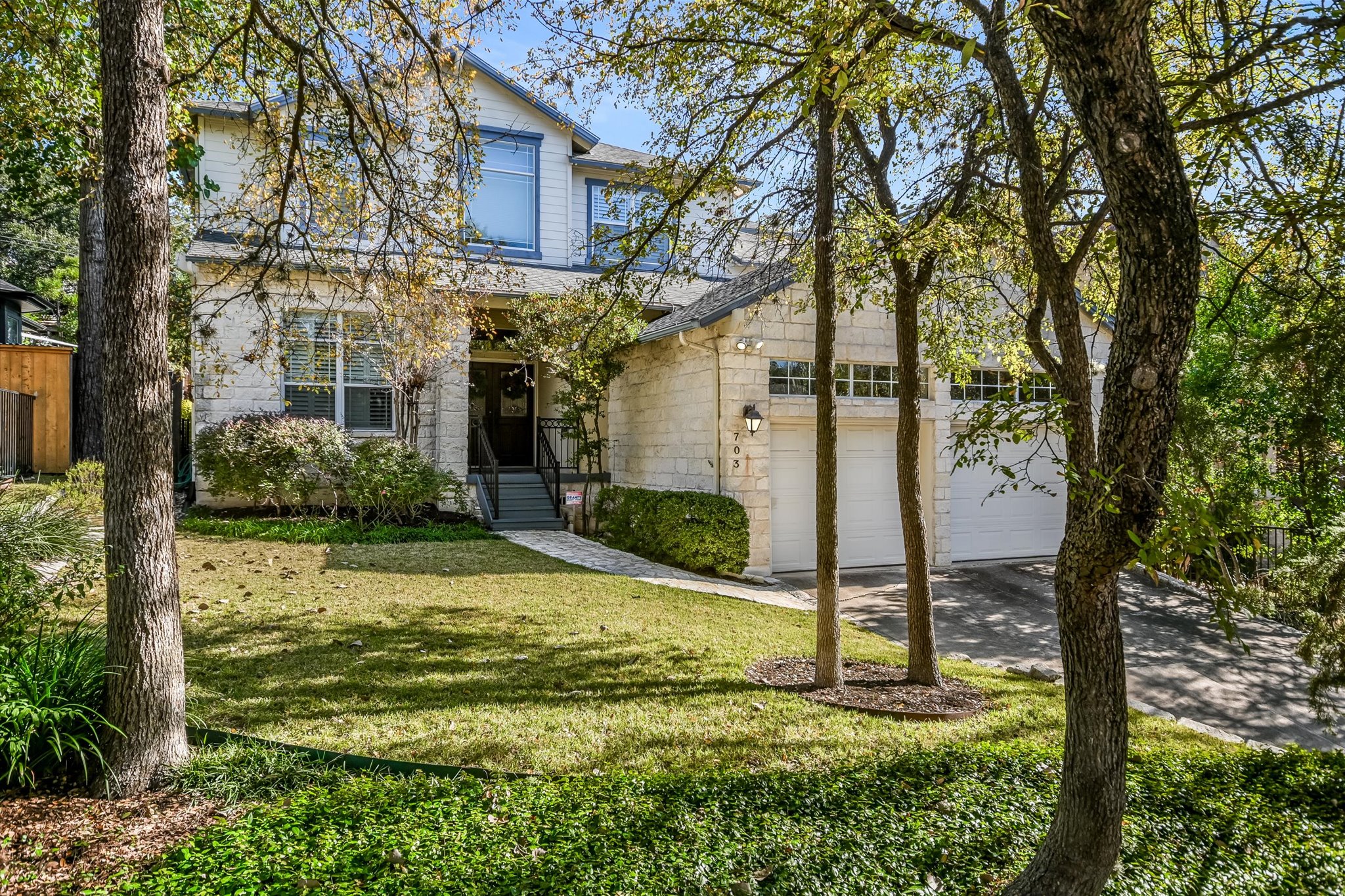 a view of a house with backyard and tree