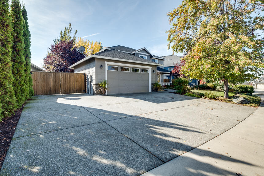 1048 Pumpkin Ridge Eagle Point, OR 97524 - Photo 2 of 42 1048 Pumpkin Ridge-1
