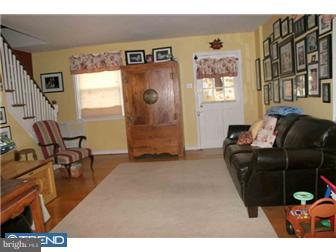 4626 State Road Drexel Hill, PA 19026 - Photo 5 of 9 Living Room