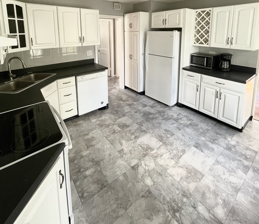 564 Springfield Street Chicopee, MA 01013 - Photo 2 of 14