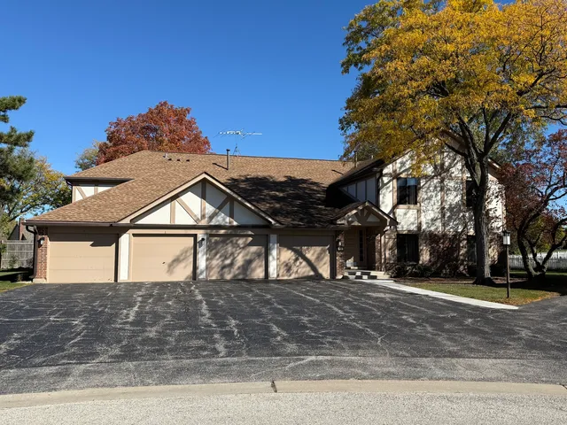 $273,900 | 924 Surrey Drive, Unit 1A, Schaumburg, IL 60193