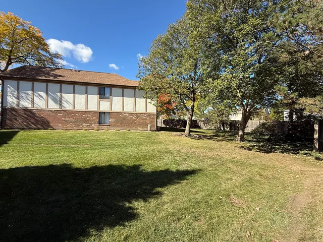 $273,900 | 924 Surrey Drive, Unit 1A, Schaumburg, IL 60193