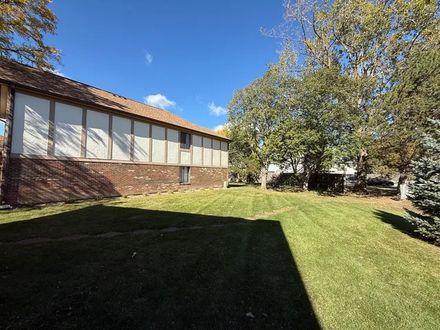 $273,900 | 924 Surrey Drive, Unit 1A, Schaumburg, IL 60193