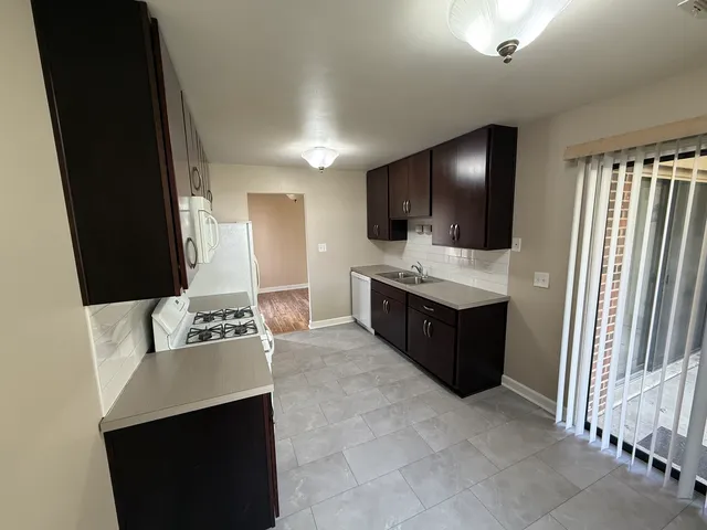 $273,900 | 924 Surrey Drive, Unit 1A, Schaumburg, IL 60193