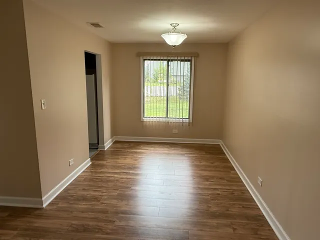 $273,900 | 924 Surrey Drive, Unit 1A, Schaumburg, IL 60193