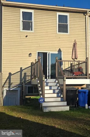 a view of house with a yard