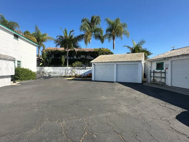 a view of a house with backyard and a parking