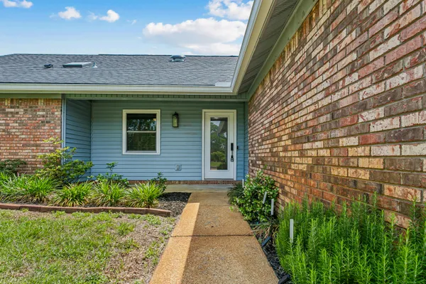 $2,800 | 470 Brian Circle, Mary Esther, FL 32569