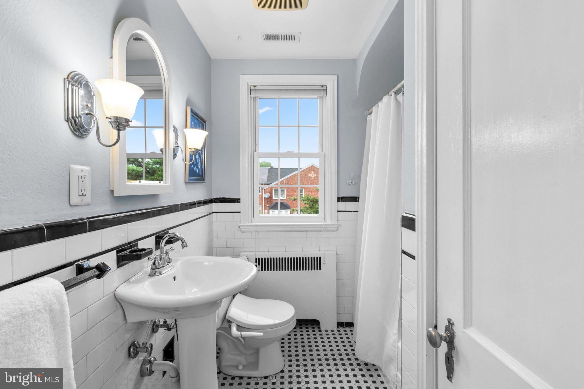 436 Overbrook Road Catonsville, MD 21228 - Photo 19 of 45 Classic black & white ceramic bath