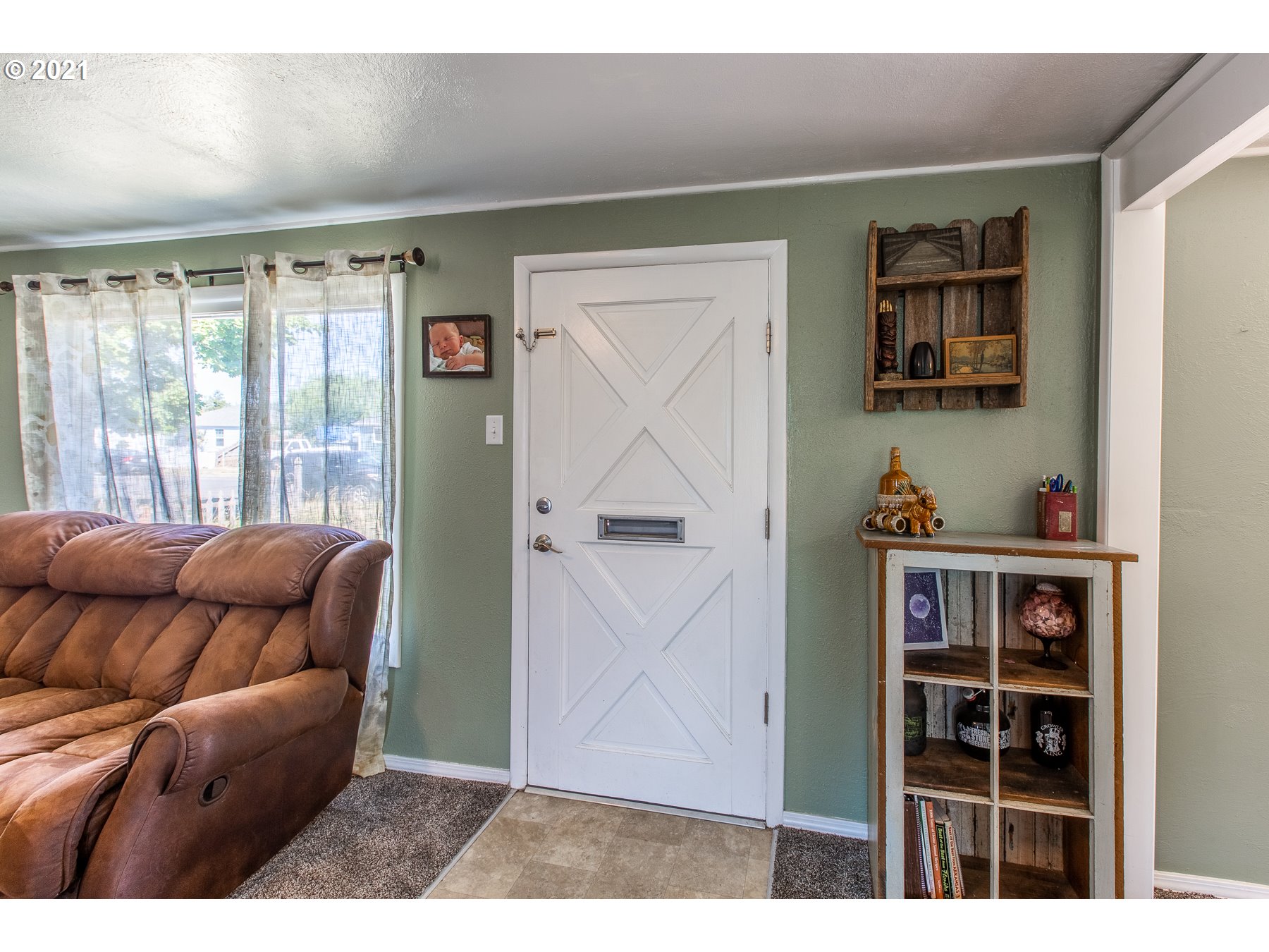 2405 E Street Springfield, OR 97477 - Photo 3 of 27 a living room with furniture and a window