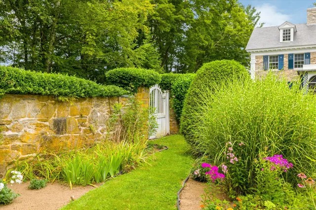 a flower garden is sitting in the middle of a yard