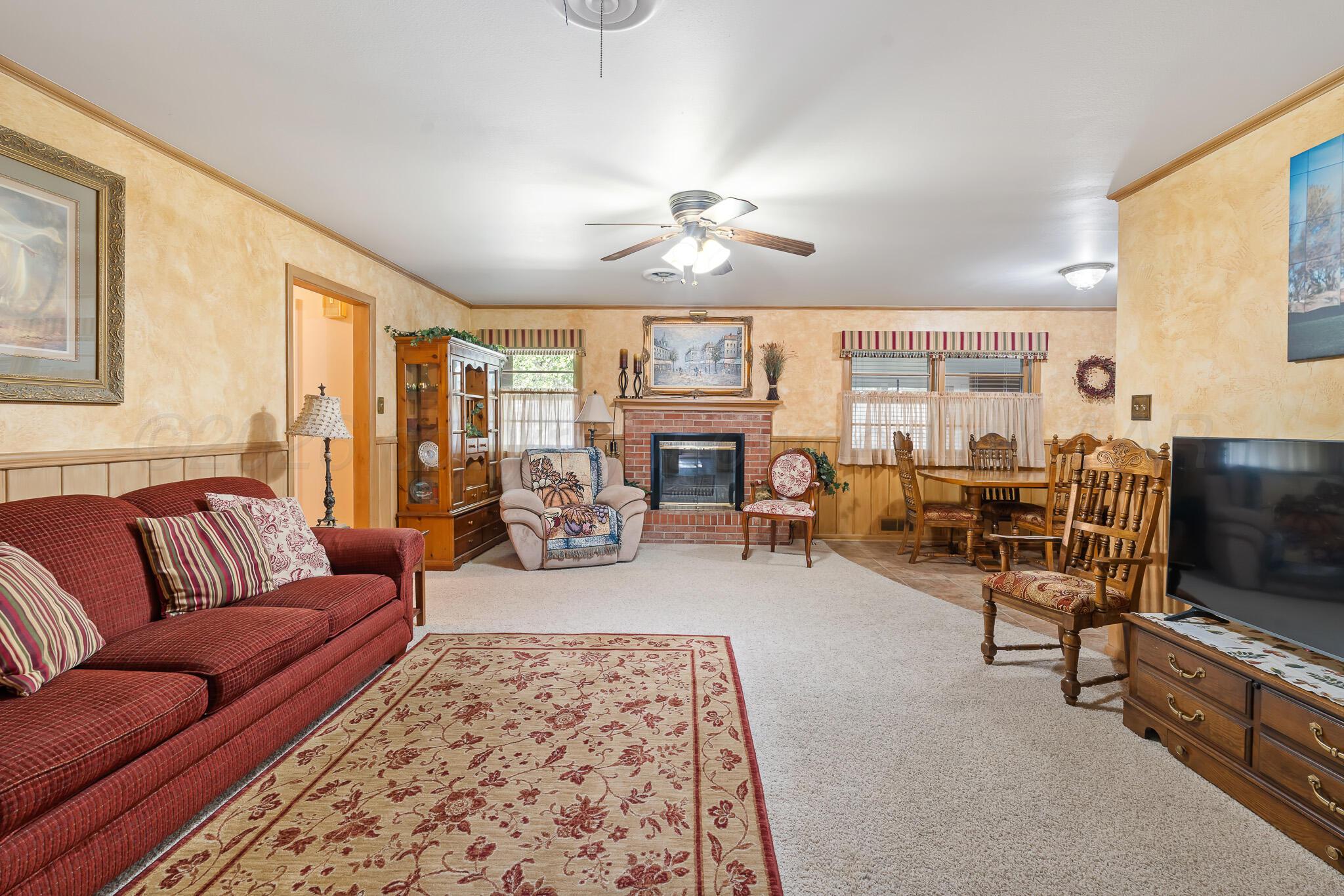 2306 Larry Street Amarillo, TX 79106 - Photo 9 of 37 Main living room