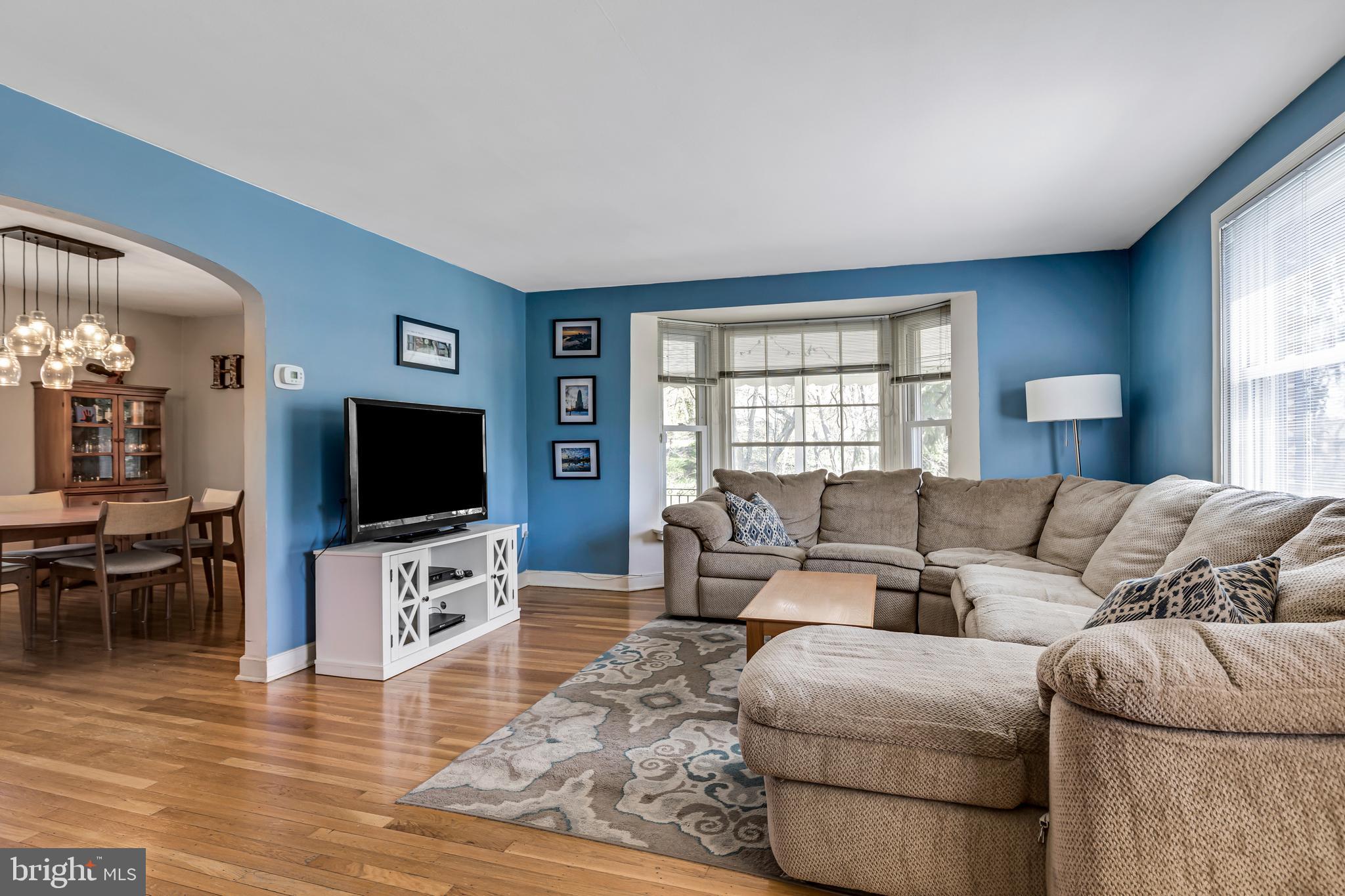 7616 Front Street Cheltenham, PA 19012 - Photo 3 of 27 Living Room