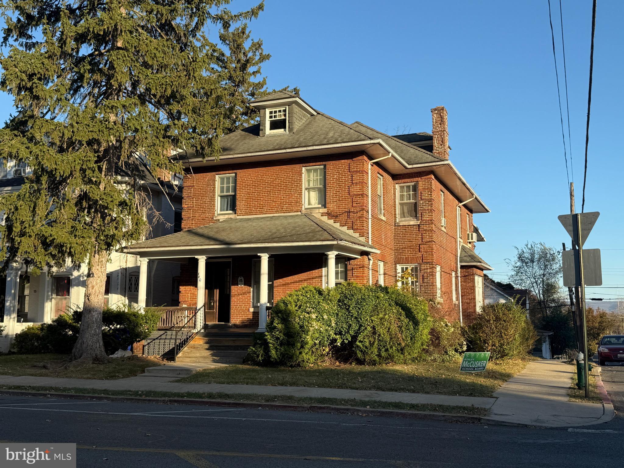 460 Summit Avenue Hagerstown, MD 21740 - Photo 4 of 8 a front view of a house with a yard