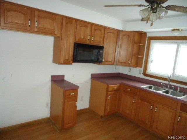 261-913324-Kitchen 1-2.JPG