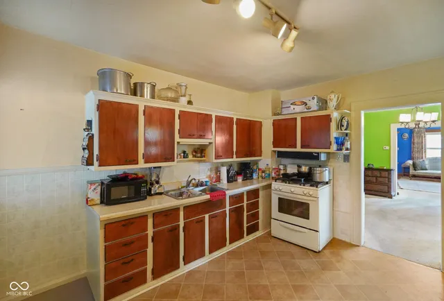 $181,900 | 100 North 6th Avenue, Beech Grove, IN 46107