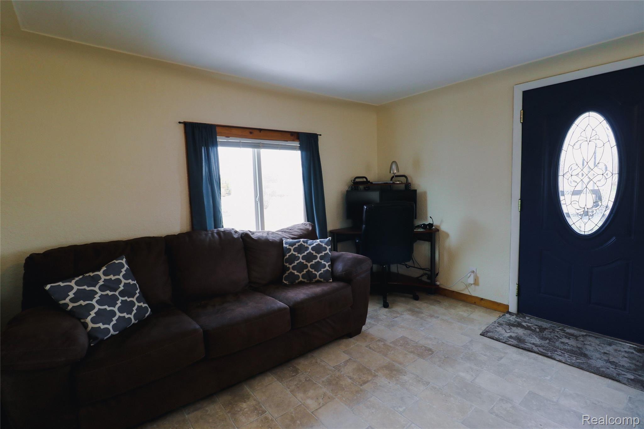 2472 South Dye Road Flint, MI 48532 - Photo 20 of 30 Living room entrance
