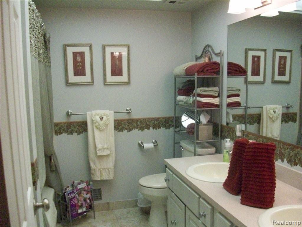 1896 Braemar Road Oakland, MI 48363 - Photo 10 of 19 braemar bath.jpg