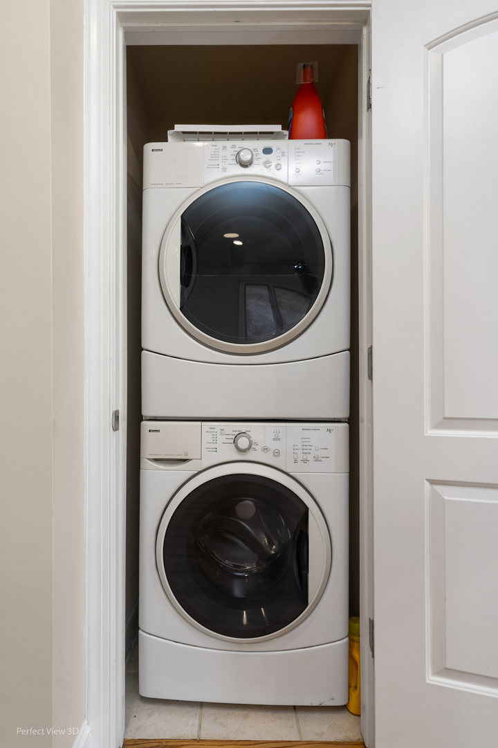 25 East 26th Street, Unit 4 Chicago, IL 60616 - Photo 20 of 24 a utility room with dryer and washer
