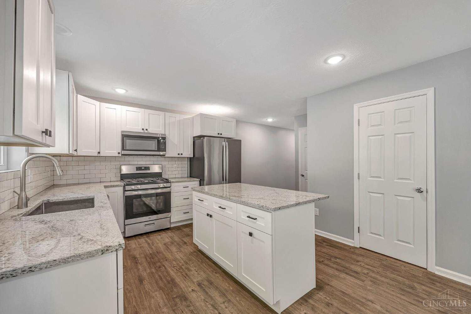 5143 Camargo Road Cincinnati, OH 45227 - Photo 7 of 49